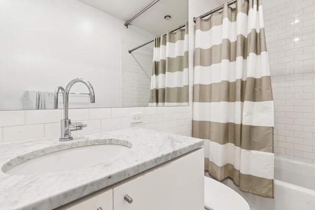 844 W Webster Ave, Chicago, IL 60614 - full bathroom featuring shower / tub combo with curtain, toilet, and vanity