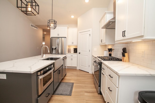 1805 Glenbridge Rd, Bloomington, IL 61704 - kitchen featuring white cabinets, stainless steel appliances, a sink, tasteful backsplash, and visible vents