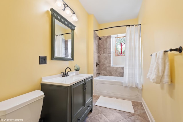 full bath featuring shower / bath combination with curtain, toilet, vanity, and baseboards