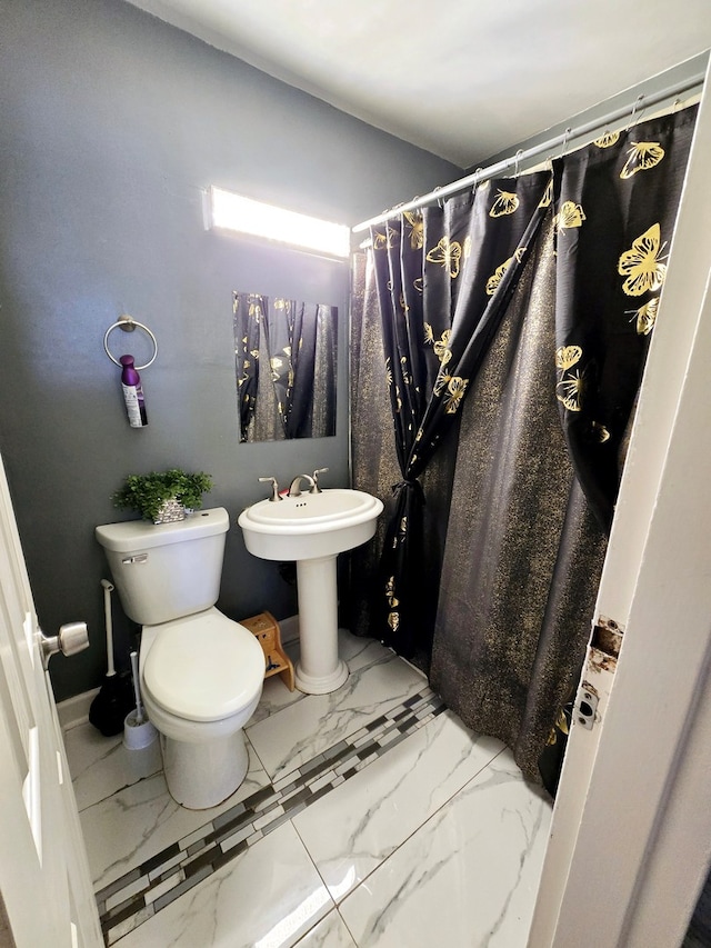 15516 Dorchester Ave, Dolton, IL 60419 - bathroom featuring a shower with shower curtain, toilet, a sink, marble finish floor, and baseboards