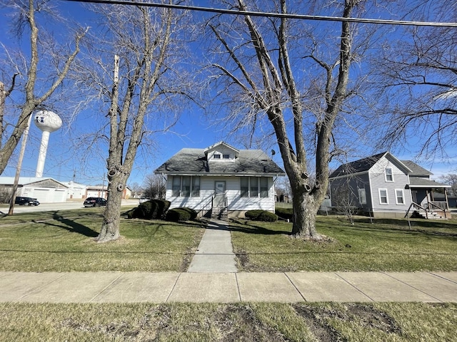 view of front of property featuring a front lawn