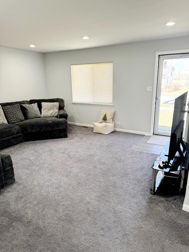living area with baseboards, recessed lighting, and carpet