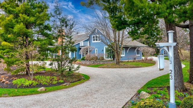 surrounding community with curved driveway