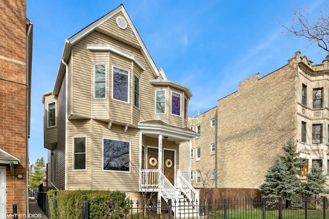 view of front of home featuring a fenced front yard