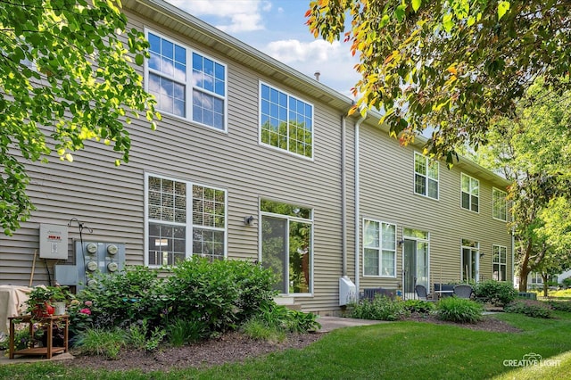 2823 White Thorn Cir, Naperville, IL 60564 - rear view of house with a yard