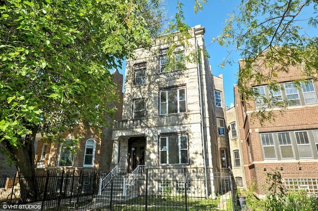 view of front of home with a fenced front yard