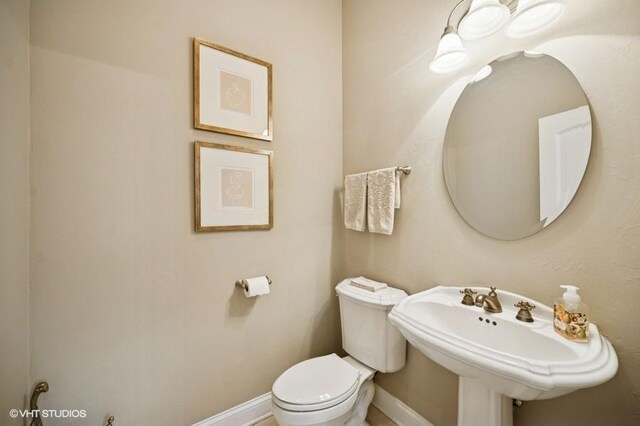 4020 Noble Ct, Northbrook, IL 60062 - half bath featuring baseboards and toilet