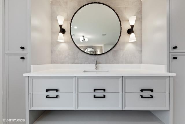 260 E Grantley Ave, Elmhurst, IL 60126 - bathroom featuring vanity