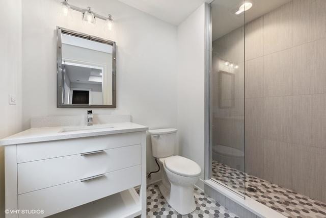 260 E Grantley Ave, Elmhurst, IL 60126 - full bath featuring toilet, vanity, tile patterned flooring, and a tile shower