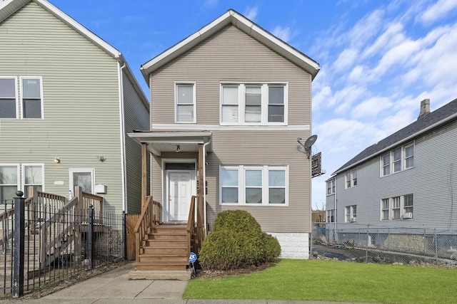 traditional home featuring fence and a front lawn