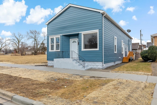 view of front of home featuring a front yard