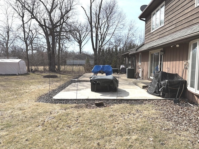 view of yard featuring an outdoor structure and a patio area