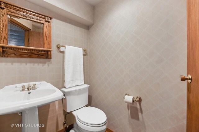 4230 Forest Glen Dr, Hoffman Estates, IL 60192 - half bath with toilet and a sink