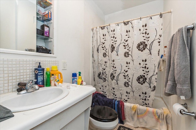 bathroom featuring shower / tub combo with curtain, toilet, vanity, and backsplash