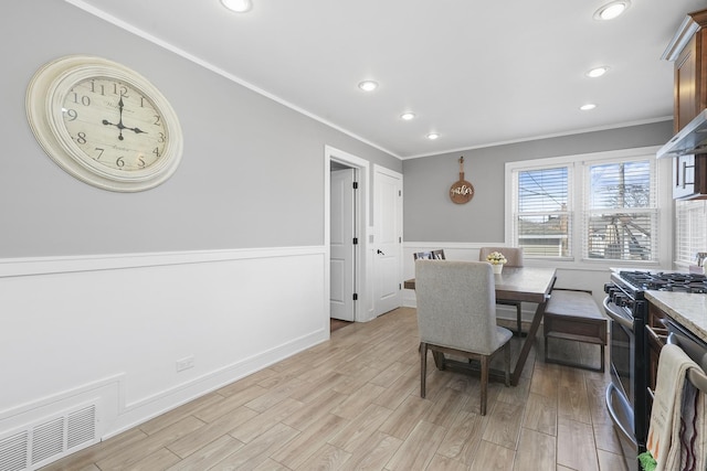 dining area featuring light wood finished floors, visible vents, recessed lighting, and ornamental molding