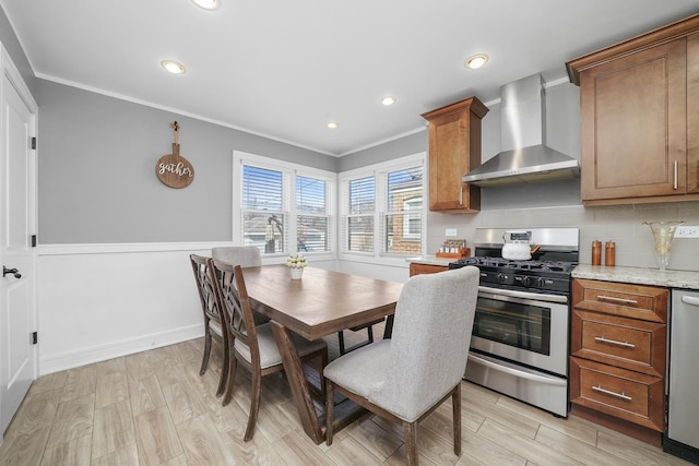 dining area featuring recessed lighting, light wood-style flooring, and ornamental molding