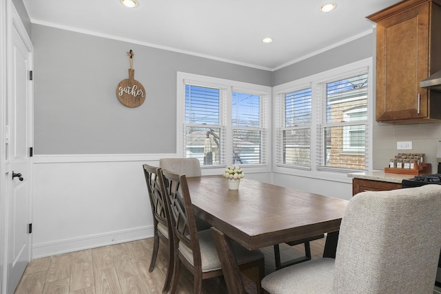 dining room featuring recessed lighting, light wood-style floors, and crown molding