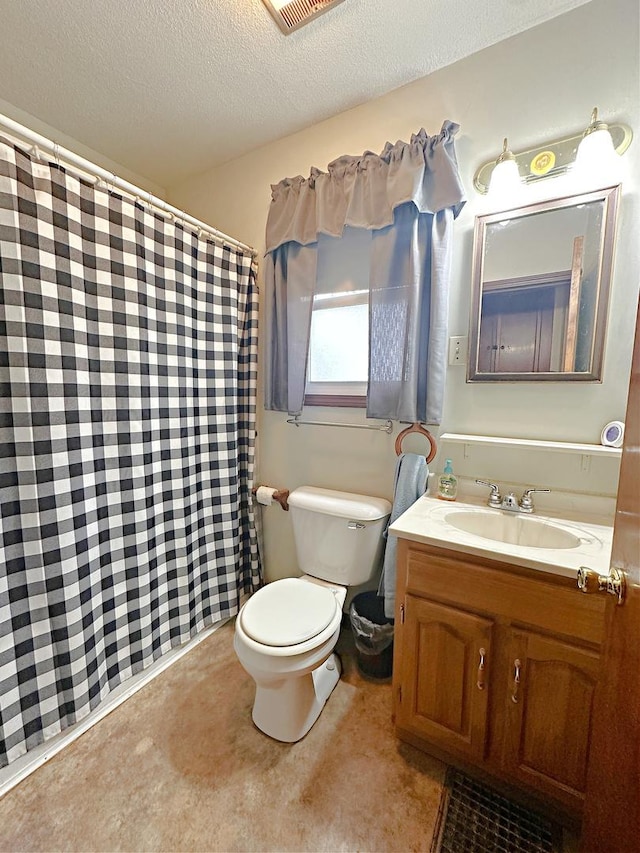 full bath with toilet, vanity, curtained shower, and a textured ceiling