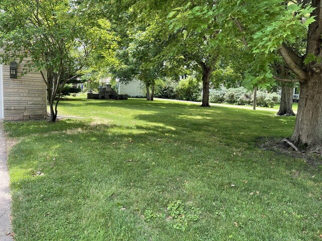 810 13th Ave, Mendota, IL 61342 - view of green lawn