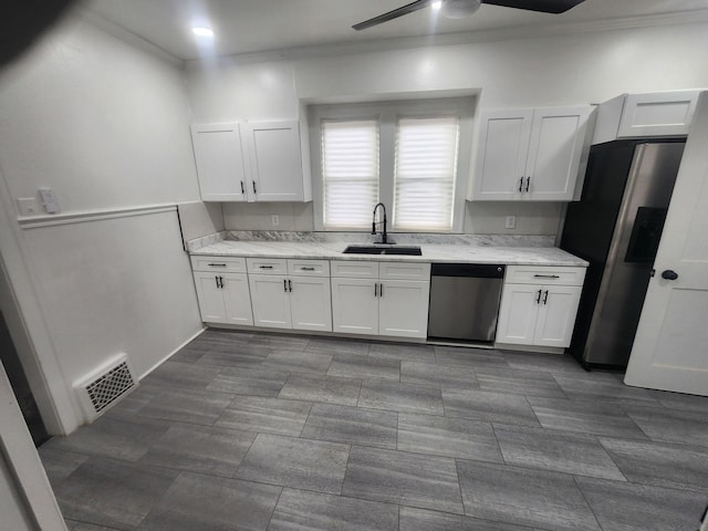 kitchen featuring white cabinetry, stainless steel appliances, a sink, ceiling fan, and visible vents