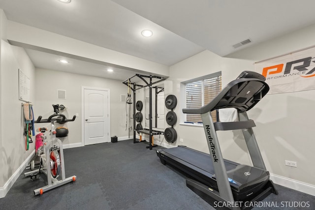 workout room featuring baseboards, visible vents, and recessed lighting