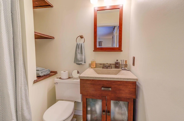 full bath with toilet, vanity, and a shower with curtain