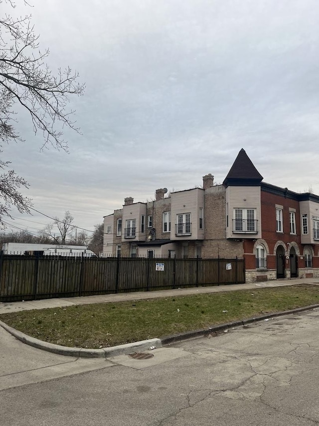3921 W Huron St Unit 3, Chicago, IL 60624 - exterior space with a fenced front yard
