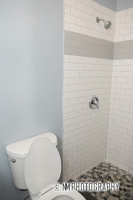2152 W 19th St, Chicago, IL 60608 - full bath with toilet and tiled shower