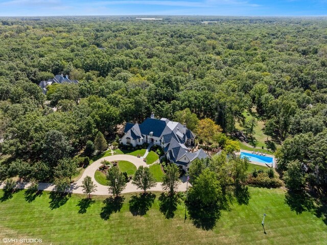 bird's eye view with a view of trees
