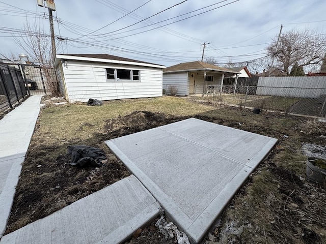 view of yard featuring an outbuilding and fence