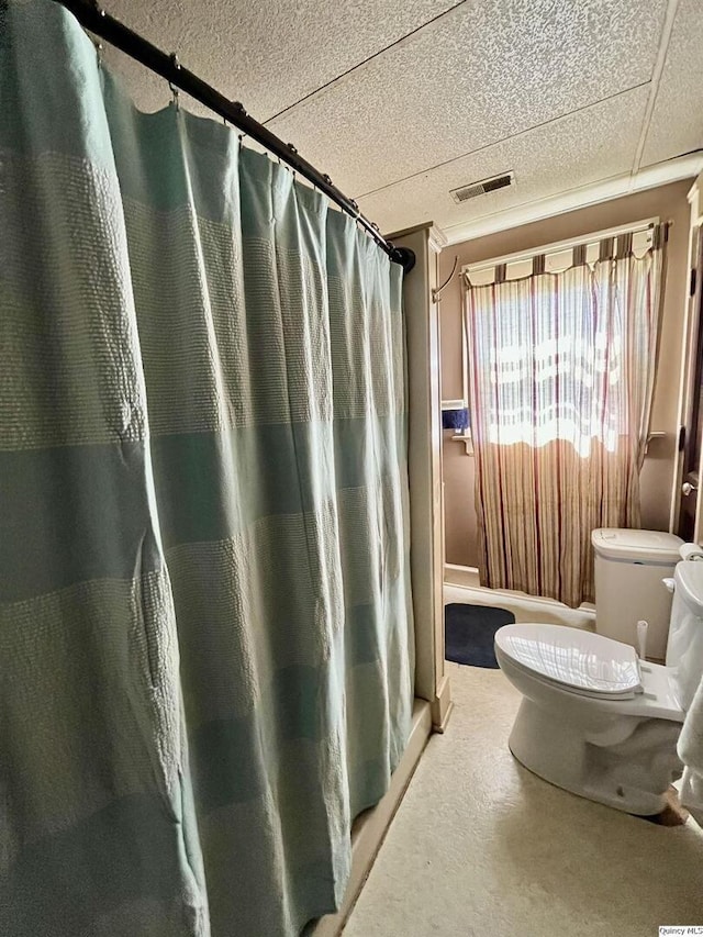 full bath featuring visible vents, toilet, and a shower with curtain
