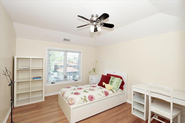 bedroom featuring visible vents, ceiling fan, light wood-style flooring, and baseboards