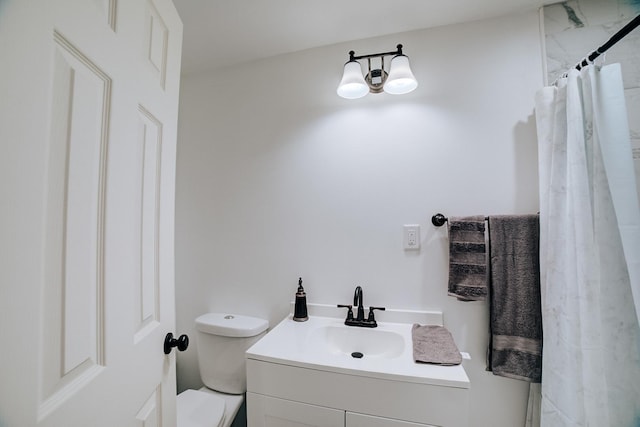 2775 E Riverview Dr, Kankakee, IL 60901 - full bath featuring toilet, vanity, and a shower with shower curtain