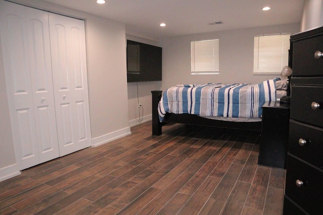 bedroom with visible vents, baseboards, wood finish floors, and recessed lighting