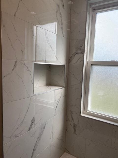 bathroom featuring tiled shower
