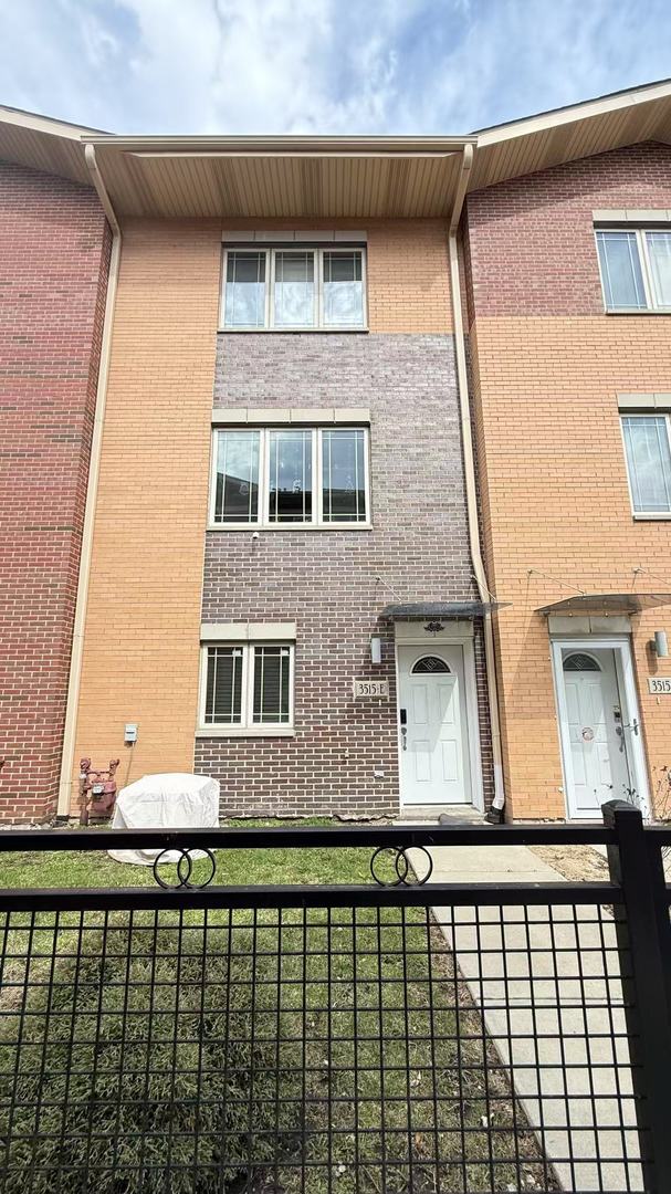 3515 S Parnell Ave Unit E, Chicago, IL 60609 - exterior space featuring a fenced front yard