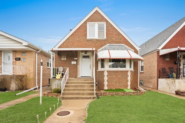 view of front facade featuring a front lawn and brick siding