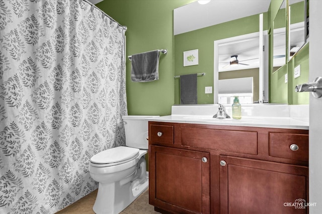 full bathroom with toilet, a shower with curtain, a ceiling fan, and vanity