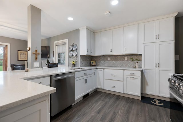 kitchen featuring tasteful backsplash, a sink, stainless steel appliances, recessed lighting, and a peninsula