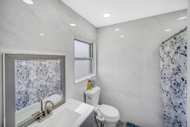 127 Tottenham Ln, Elk Grove Village, IL 60007 - full bath featuring toilet, tile walls, vanity, and a shower with shower curtain