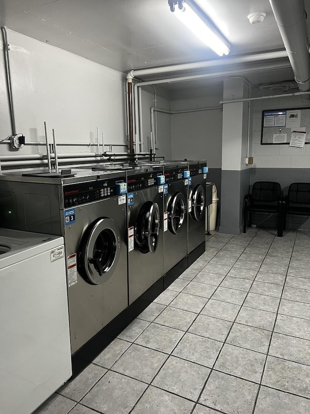 6150 N Kenmore Ave Unit 15B, Chicago, IL 60660 - community laundry featuring independent washer and dryer and light tile patterned floors