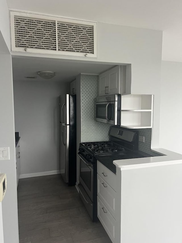 6150 N Kenmore Ave Unit 15B, Chicago, IL 60660 - kitchen with range with gas stovetop, stainless steel microwave, freestanding refrigerator, decorative backsplash, and baseboards
