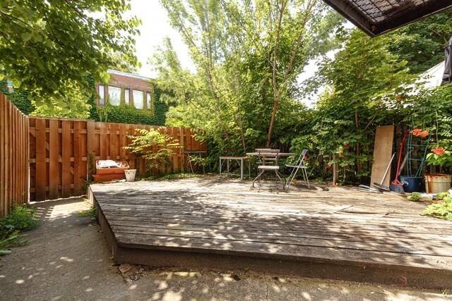 deck featuring a fenced backyard and outdoor dining space