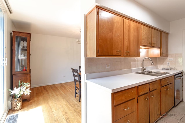 kitchen featuring visible vents, tasteful backsplash, a sink, and dishwasher
