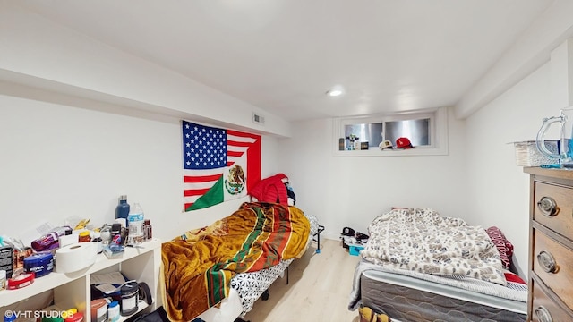bedroom featuring visible vents, wood finished floors, and recessed lighting