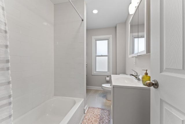 full bath with baseboards, toilet, vanity, and shower / bath combo with shower curtain