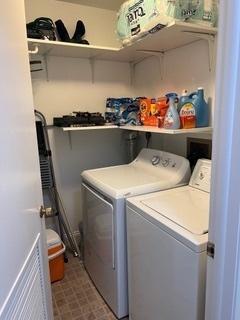 113 E Winchester Rd Unit C, Libertyville, IL 60048 - laundry room featuring washer and clothes dryer and laundry area