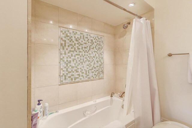 bathroom featuring tiled shower / bath