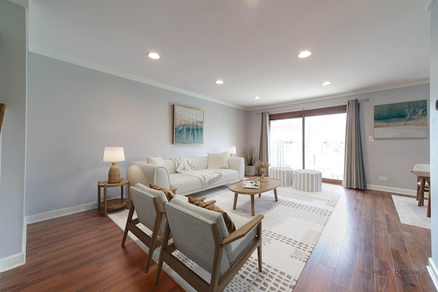 living room with baseboards, dark wood-style floors, recessed lighting, and crown molding