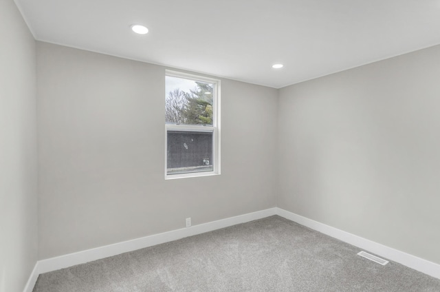 carpeted spare room featuring recessed lighting, visible vents, and baseboards